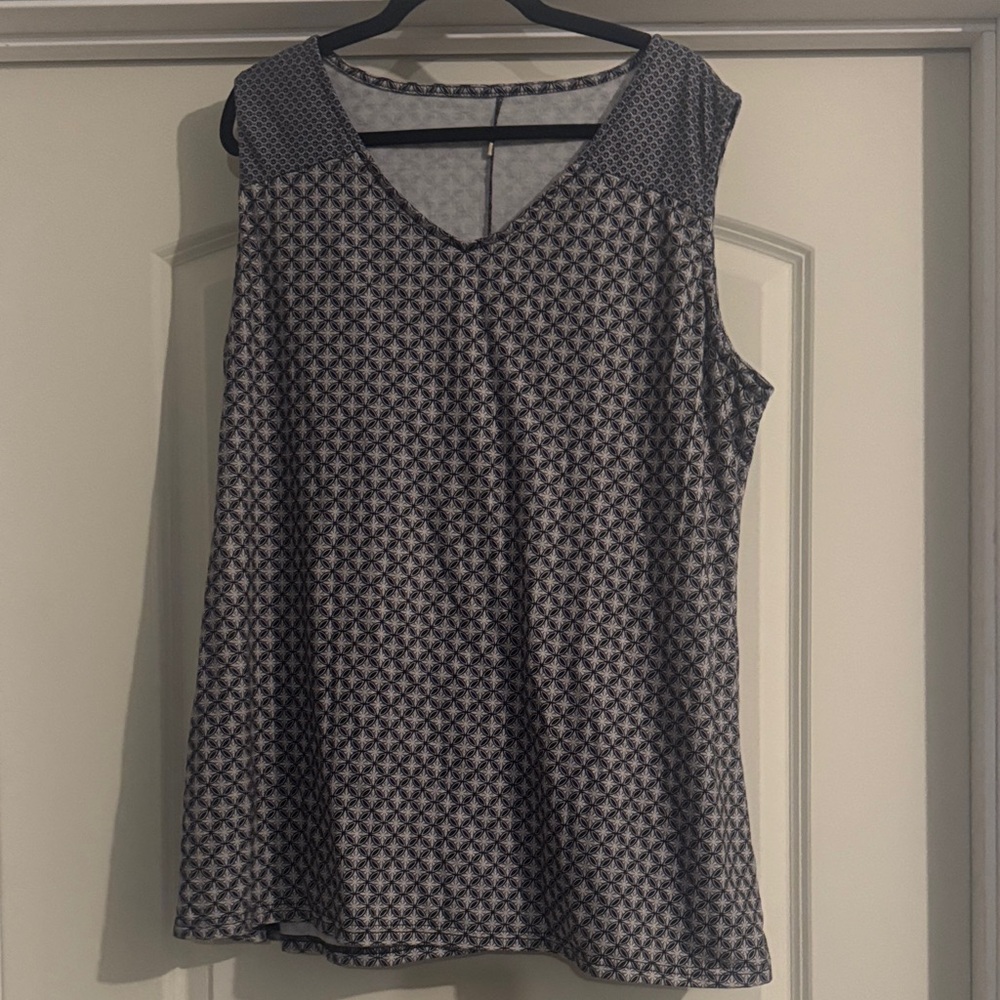 Women's Sleeveless Patterned Top - Black and White